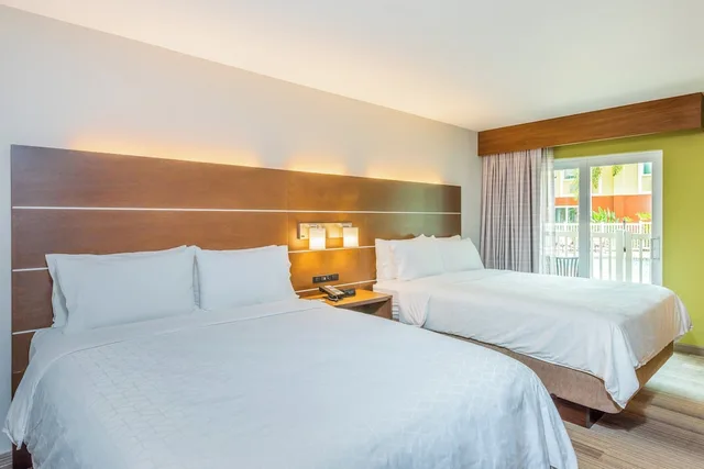 غرفة قياسية بسريرين كوين لذوي الإعاقة، Holiday Inn Express & Suites Bradenton West, an IHG Hotel 1/5
