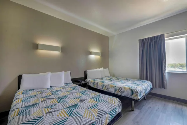 جناح بسريرين مزدوجين بمطبخ للمدخنين، Motel6 Cedar Park, TX 1/10