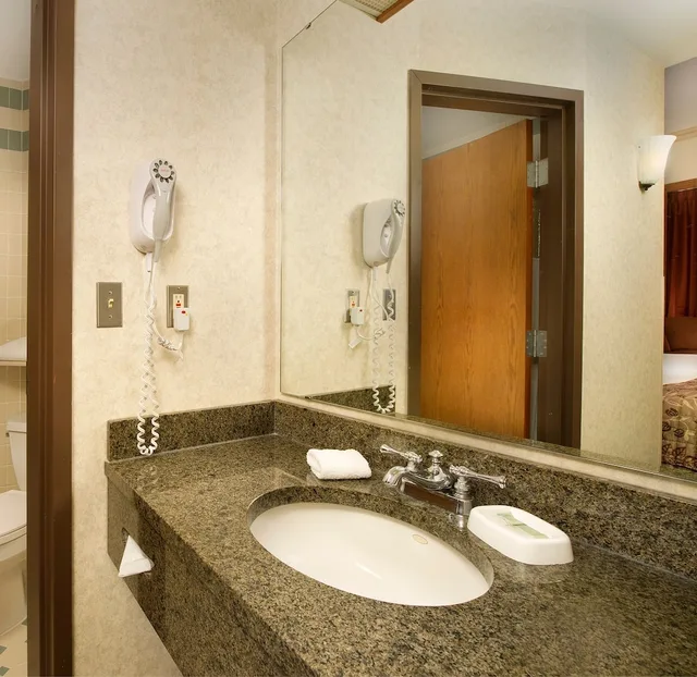 جناح بسرير كينج بشرفة بغرفتين مع أريكة في طابق مرتفع، Drury Inn and Suites San Antonio Riverwalk 2/2