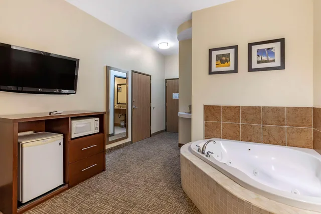 Efficiency, Suite, King Bed، Comfort Inn & Suites Greenville I-70 2/2