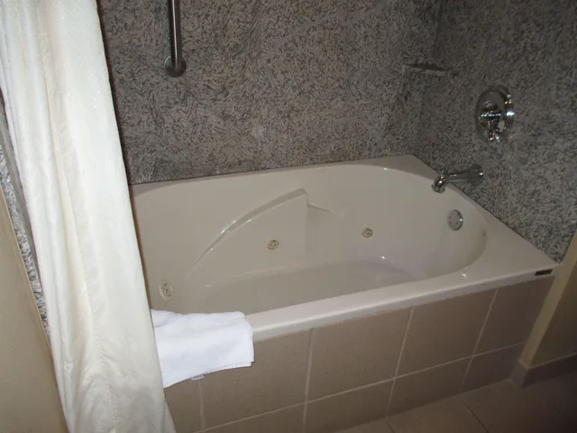 جناح بسرير كينج مع أريكة بحوض جاكوزي، Best Western Plus Woodland Hills Hotel Suites 5/5