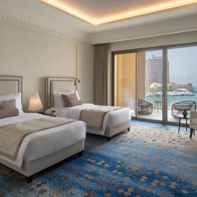 جناح بسريرين منفصلين وسرير كينج بإطلالة على البحر بغرفتي نوم، The St. Regis Marsa Arabia Island, The Pearl Qatar 2/10
