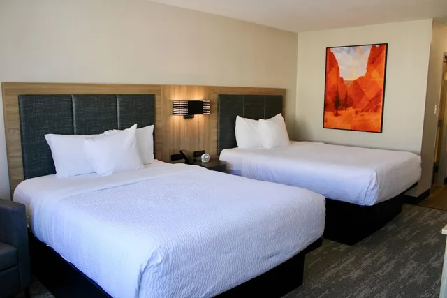غرفة قياسية بسريرين كوين، The Cairn Hotel 3/6