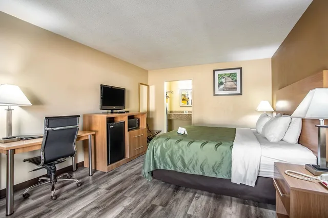 غرفة قياسية بسرير كينج للمدخنين، Quality Inn Bowling Green South 8/10