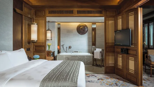 غرفة بريميوم بسرير كينج، INTERCONTINENTAL LIJIANG ANCIENT TOWN RESORT 2/6