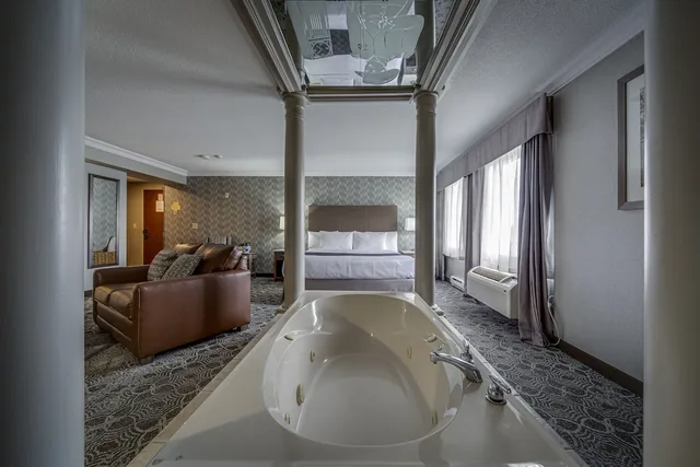 جناح فاخر بسرير كينج بحوض جاكوزي، Monte Carlo Inn Markham 4/4