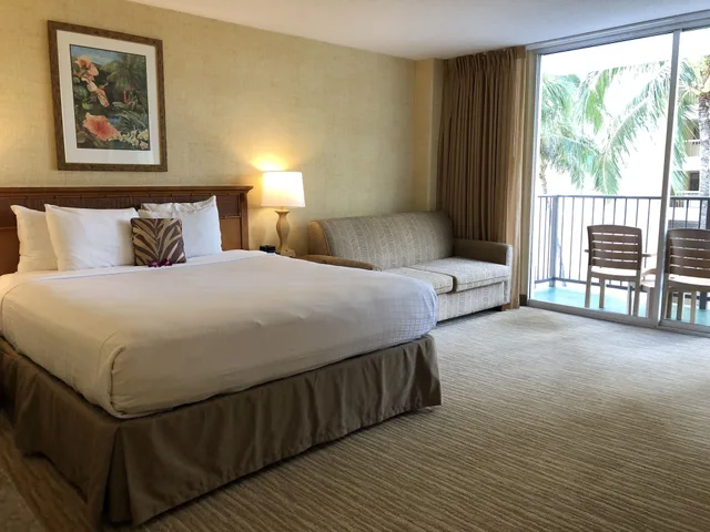 غرفة ديلوكس ركنية بسرير كينج بإطلالة على البحر مع أريكة، Waikiki Resort Hotel 1/8