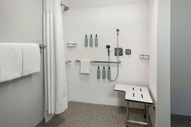 غرفة بسريرين مزدوجين لذوي الإعاقة، Courtyard Minneapolis-St. Paul Airport 5/6