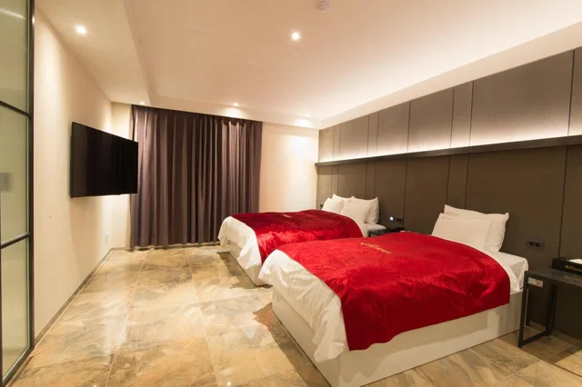 Deluxe, Twin Beds, The Empress Hotel 1/7