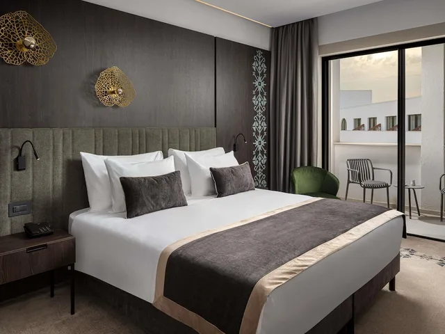 غرفة بريفيليج بسرير مزدوج مع أريكة، Mercure Conacul Cozieni Resort 1/5