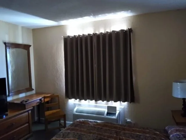 جناح جونيور، Hotel Chula Vista 5/5