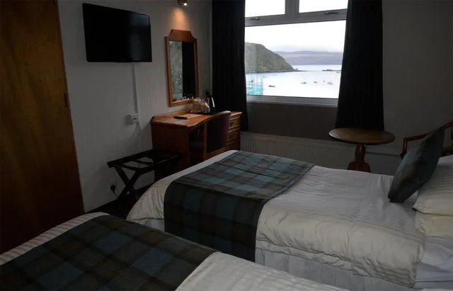 غرفة بسريرين منفصلين بإطلالة على البحر، The Royal Hotel, Portree 6/9