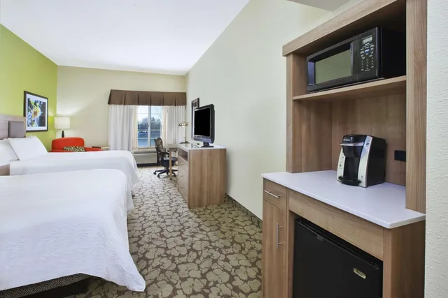 غرفة ديلوكس بسرير كينج وسريرين كوين بإطلالة على البحيرة، Hilton Garden Inn Wichita Hotel 8/9