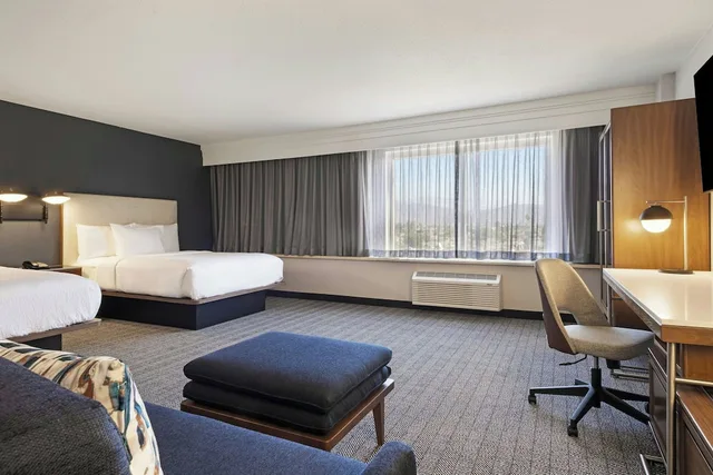 غرفة بسريرين كوين مع أريكة، Courtyard Los Angeles Baldwin Park 1/1