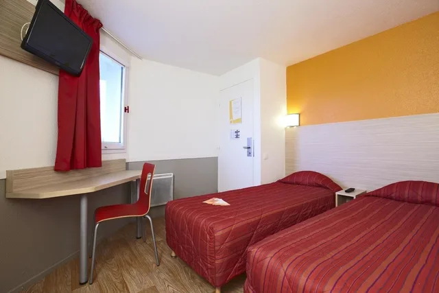 Standard, 1 Double and 1 Single Bed, Premiere Classe Cherbourg Tourlaville 3/10