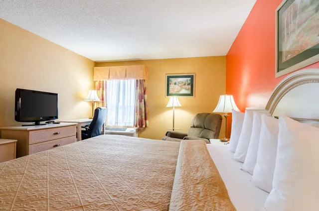 غرفة قياسية بسرير كينج، Quality Inn & Suites Manhattan 7/10