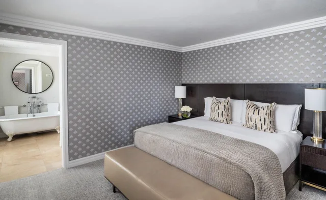جناح بشرفة، THE WESTBURY HOTEL 1/1