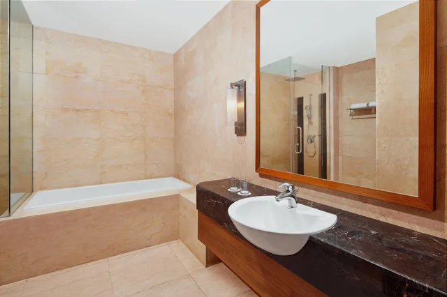 جناح بريميير بسرير كينج بإطلالة على البحر، FOUR POINTS BY SHERATON MANADO 5/5
