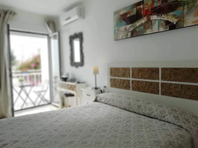 غرفة بسريرين منفصلين بإطلالة على البحر، Hostal Tres Soles 1/2