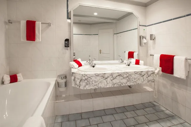 غرفة قياسية ثلاثية بسرير مزدوج وسرير فردي، Centro Hotel Royal 6/6