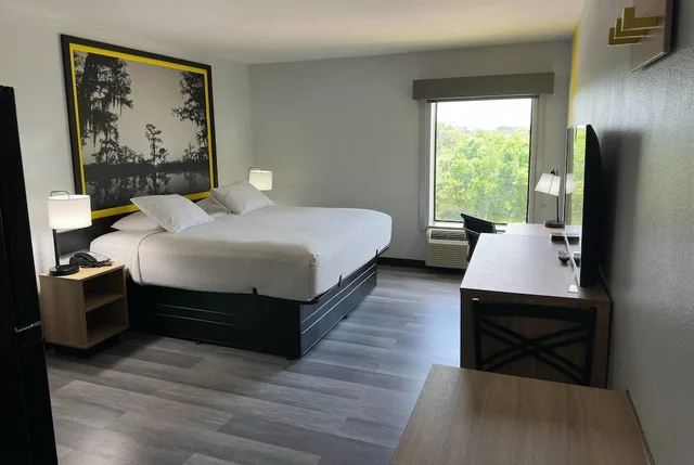 جناح بسرير كينج بمطبخ صغير، Super 8 by Wyndham Alexandria LA 1/5
