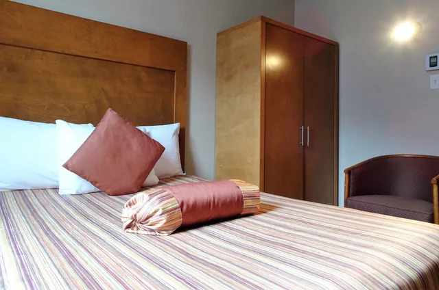 غرفة قياسية بسرير مزدوج، Hotel Quartier des Spectacles 3/5