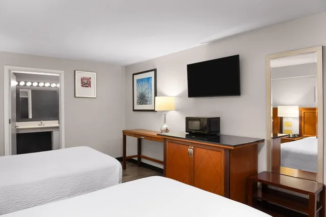 غرفة بسريرين مزدوجين، Basecamp Puyallup a Travelodge by Wyndham 2/10