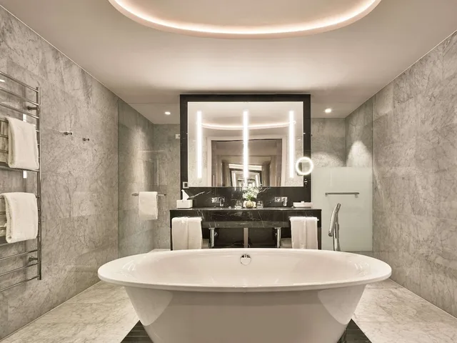 جناح، Hyatt Regency Amsterdam 4/5