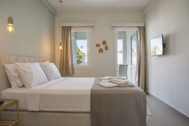 غرفة قياسية بسرير كوين وسريرين منفصلين بشرفة بغرفتي نوم بإطلالة جزئية على البحر، Yaz Beach Hotel 4/10
