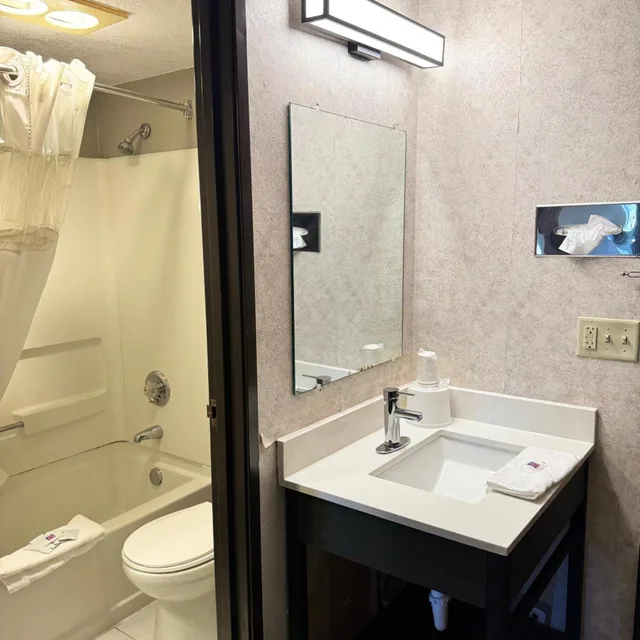غرفة بسرير كوين بجاكوزي، Motel6 Eau Claire, WI 5/9