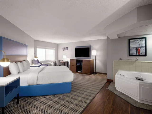 جناح ديلوكس بسرير كينج، AmericInn by Wyndham Shakopee Near Canterbury Park 4/10