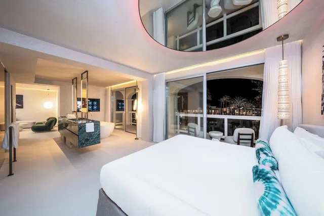 جناح بسرير كينج بإطلالة على المسبح، Destino Five Ibiza -5-Star Grand Luxe Resort 2/4