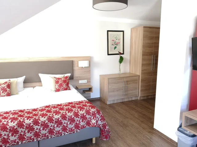 Room, Triple, 1 Double and 1 Single Bed, Hydromassage، Hotel Löhr 2/9