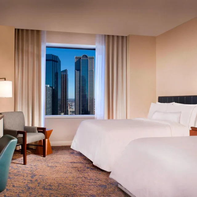 غرفة ديلوكس بسريرين كوين بحوض استحمام لذوي الإعاقة، The Westin Dallas Downtown 2/5