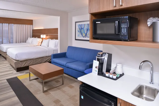 جناح بسريرين كوين مع أريكة، Holiday Inn Express Hotel and Suites Indianapolis Downtown Convention Center Area 5/8