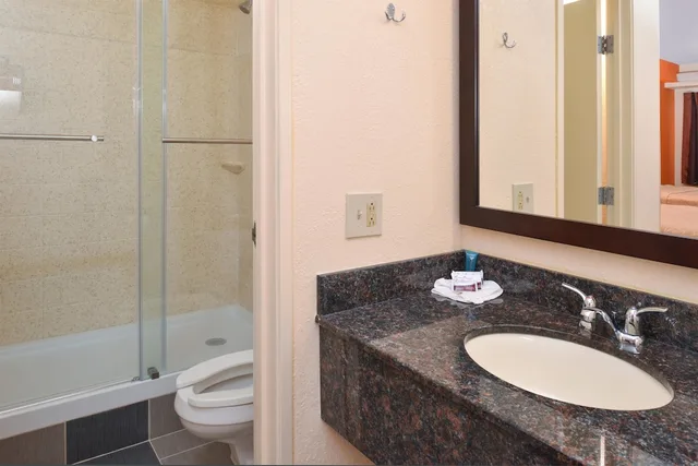 غرفة بزنس بسرير كينج للمدخنين، Americas Best Value Inn Pittsburgh Airport 2/2