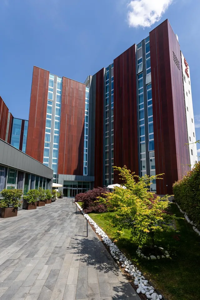 Skyline, Suite, 2 Double Beds, Sofa، H2C HOTEL MILANOFIORI 2/2