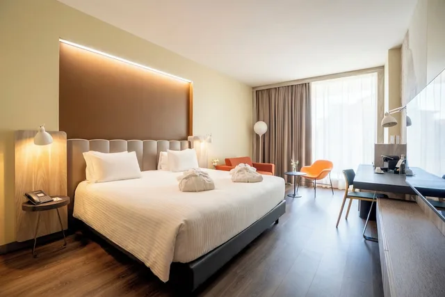 غرفة بريفيليج بسرير كينج بشرفة مع أريكة، MERCURE FIRENZE CENTRO 7/10