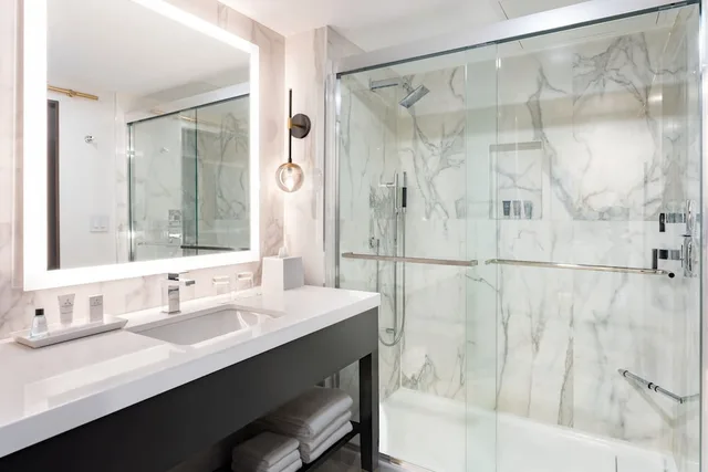 Inspired, Guest Room, King Bed، JW Marriott Miami 2/2