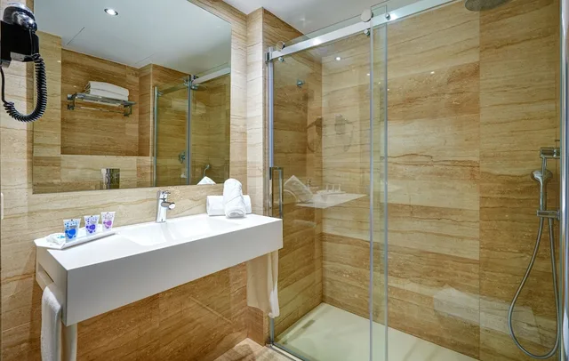 غرفة بسريرين منفصلين بشرفة مع أريكة، Grupotel Amapola 5/5