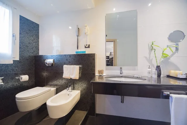 Diamond, Junior Suite, Double Bed, Sofa، Touring Hotel Bologna 4/5