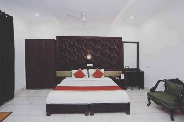 Oyo 7880 Hotel Navrang، Kota 12/28
