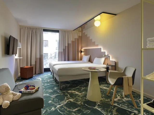 غرفة قياسية بسريرين منفصلين مع أريكة، Ibis Styles Zurich City Center 2/6