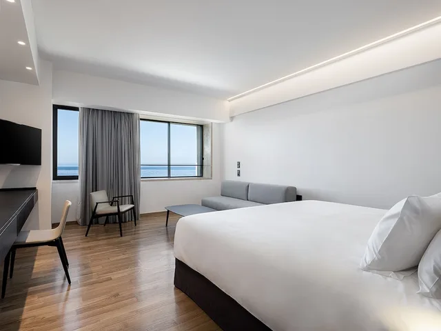 غرفة جونيور بسرير كينج بإطلالة على البحر مع أريكة، The Tanneries Hotel and Spa 1/3