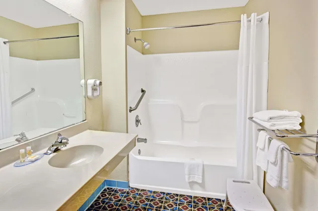 Standard, King Bed, Days Inn by Wyndham Mooresville Lake Norman 4/4