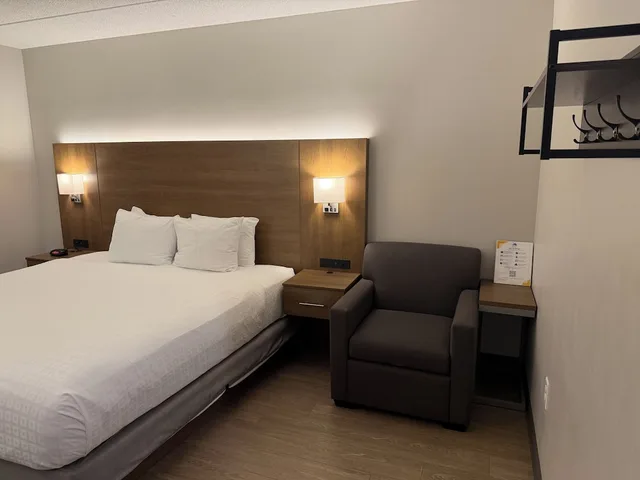 غرفة عائلية مفردة بسرير كينج مع أريكة، Superior Stay Hotel 4/7