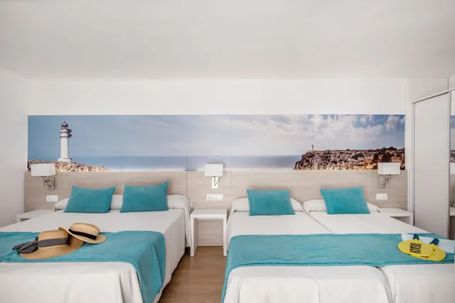غرفة رباعية بسرير مزدوج وسريرين منفصلين، Hostal Es Pi 1/2