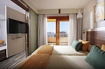 جناح مفرد بإطلالة على المسبح بشرفة، Sandos Benidorm Suites 1/1