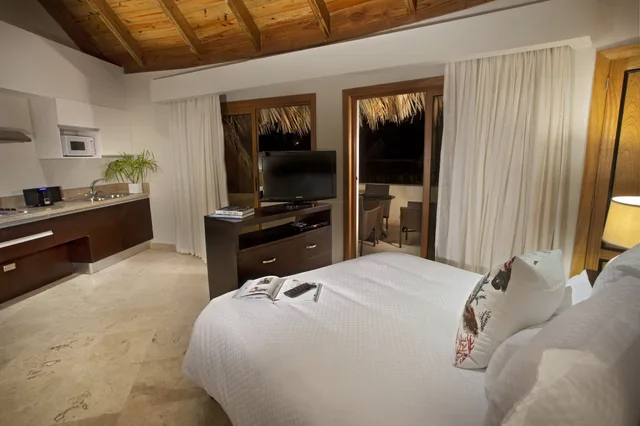 1 Bedroom, Suite, Mountain View, Kitchenette, The Bannister Hotel and Yacht Club 3/6