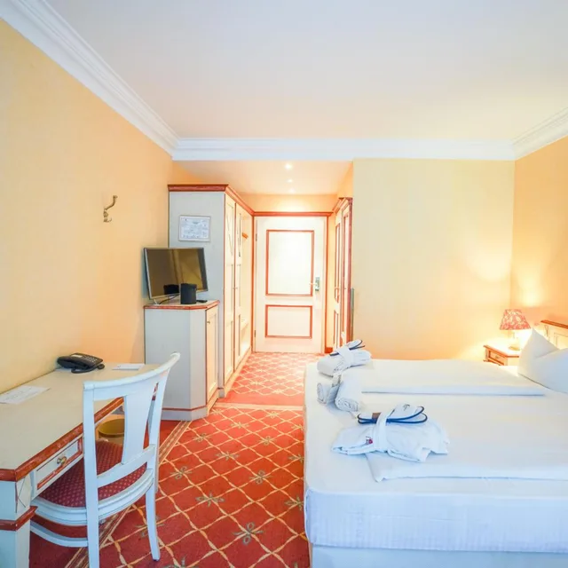 غرفة بسرير مزدوج بإطلالة على البحر بشرفة، Rugard Thermal Strandhotel 5/7